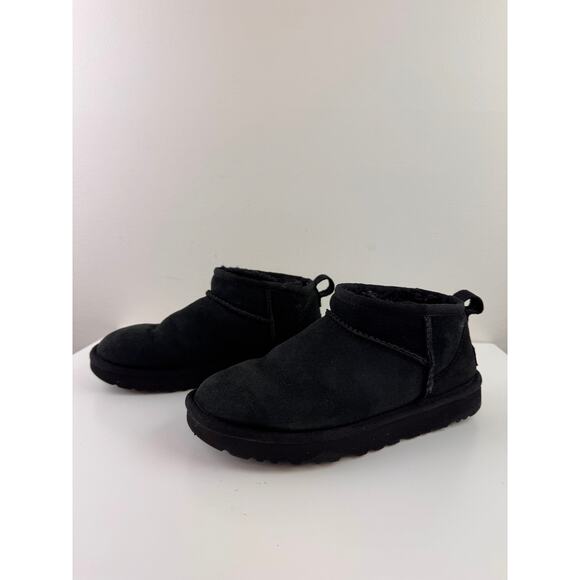 UGG Classic Ultra Mini Women's Bootie 6 Black Suede Slip-On Ankle Boot 1116109 - Picture 2 of 8